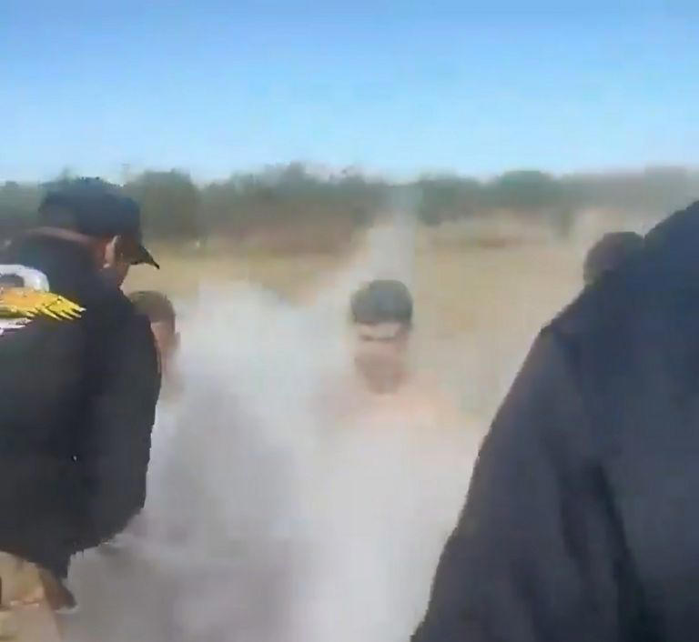 Arrojan cal viva a soldados en un rito de iniciación y terminan hospitalizados - Tomada de video
