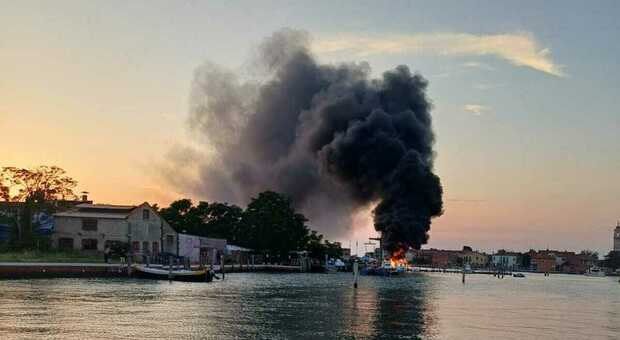 Esplosione A Venezia, Barche In Fiamme A Murano Nel Cantiere Navale ...