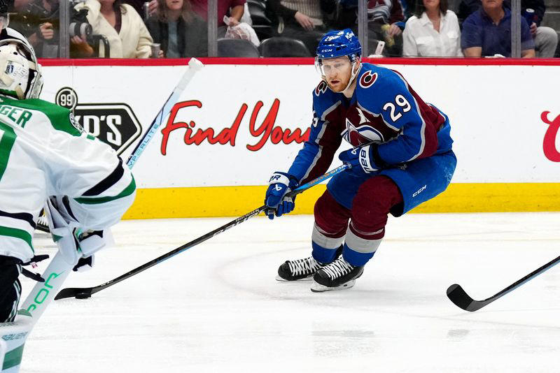 avalanche f nathan mackinnon wins first hart trophy