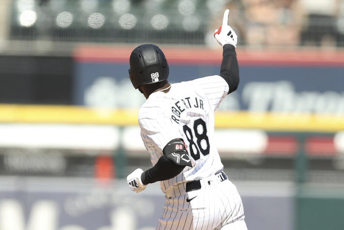 robert homers early and 5 pitchers lead the white sox to a 1-0 win over chris sale and the braves