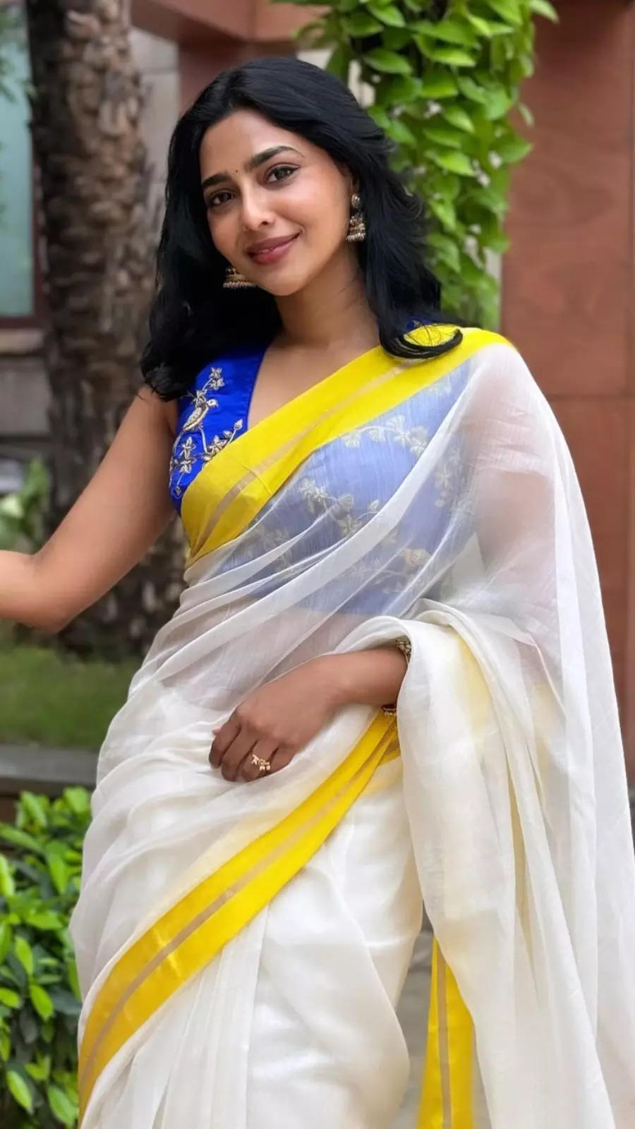 <p>She looks absolutely stunning in the saree. </p>