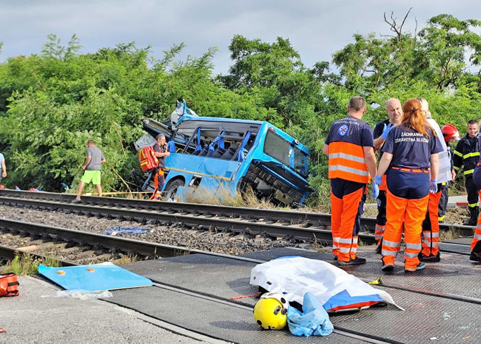 รถไฟโดยสารยูโรซิตี้ชนแรง “รถบัสขาดสองท่อน” เสียชีวิตแล้ว 6 ราย-เร่งหาสาเหตุ