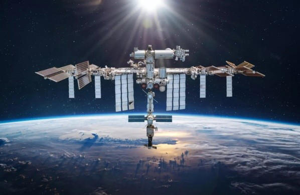 astronautas de la eei se refugian en cápsulas tras ruptura de satélite