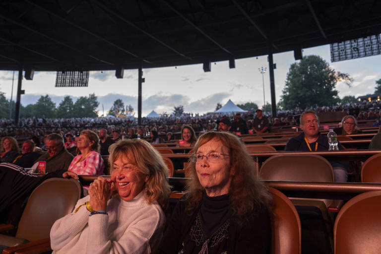Beverly "Cookie" Grant, izquierda, y Ellen Shelburne ven a George Thorogood & The Destroyers actuar en el Centro para las Artes Bethel Woods, sede de la Feria de Arte y Música de Woodstock, el viernes 14 de junio de 2024 en Bethel, Nueva York. (Foto AP/Julia Nikhinson)