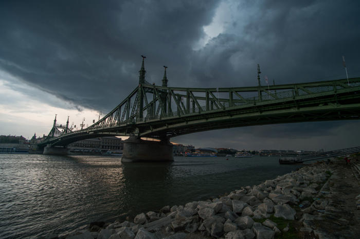 másodfokú riasztást adtak ki a felhőszakadás miatt budapestre és pest megye egyes részeire