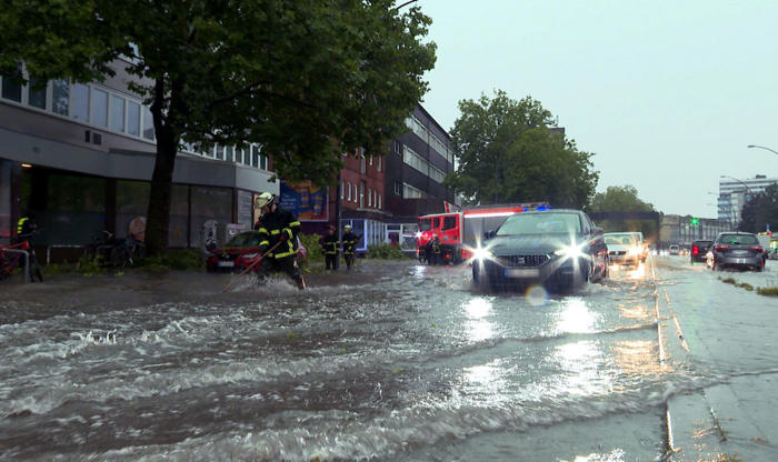 gewitter und starkregen sorgen für überschwemmungen
