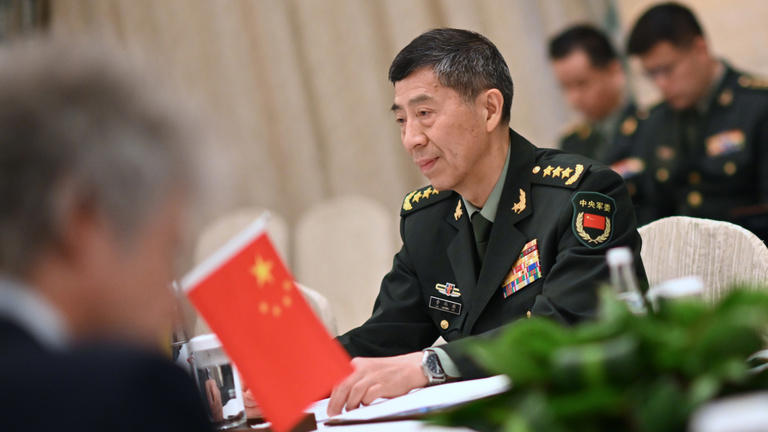 kizártak két korábbi védelmi minisztert a kínai kommunista pártból