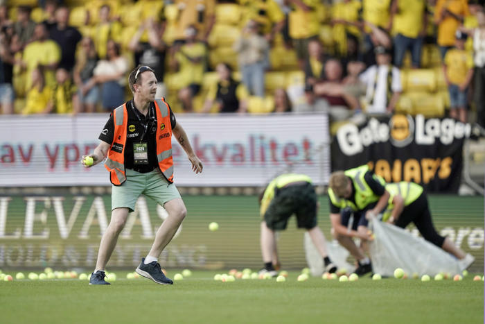 lillestrøm-supporterne med var-protest – stoppet eliteseriekamp med tennisballer