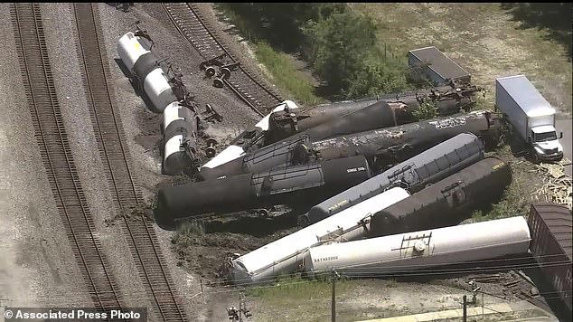 freight train derails in illinois prompting evacuation for residents