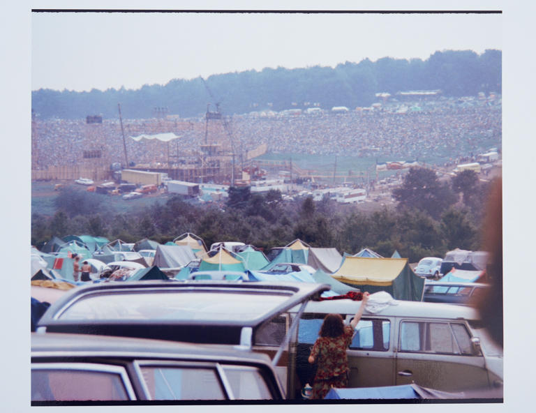 En esta fotografía de agosto de 1969 autos y tiendas de campaña en el terreno de la Feria de Música y Arte de Woodstock en Bethel, Nueva York. El Centro para las Artes Bethel Woods, la organización sin fines de lucro que administra el sitio tiene ahora nuevas instalaciones de campamento de lujo. (David Shelburne vía AP)