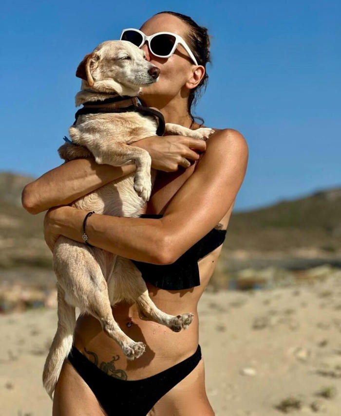 νικολέττα καρρά: τα καλοκαιρινά στιγμιότυπα στο instagram - ποζάρει αγκαλιά με τον σκύλο της στην παραλία