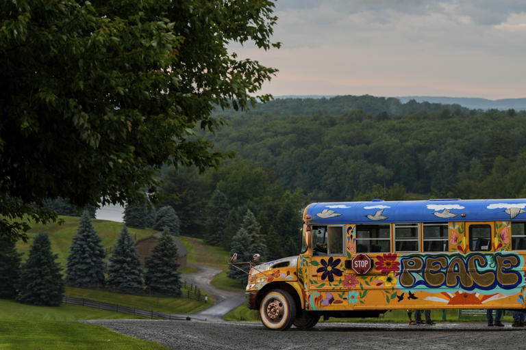 Un camión pasa por el Centro para las Artes Bethel Woods, la sede de la Feria de Música y Arte de Woodstock, el viernes 14 de junio de 2024, en Bethel, Nueva York. (Foto AP/Julia Nikhinson)