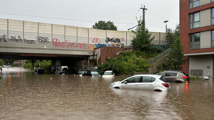 deutschland: unwetter führen zu überflutungen und bahnstörungen