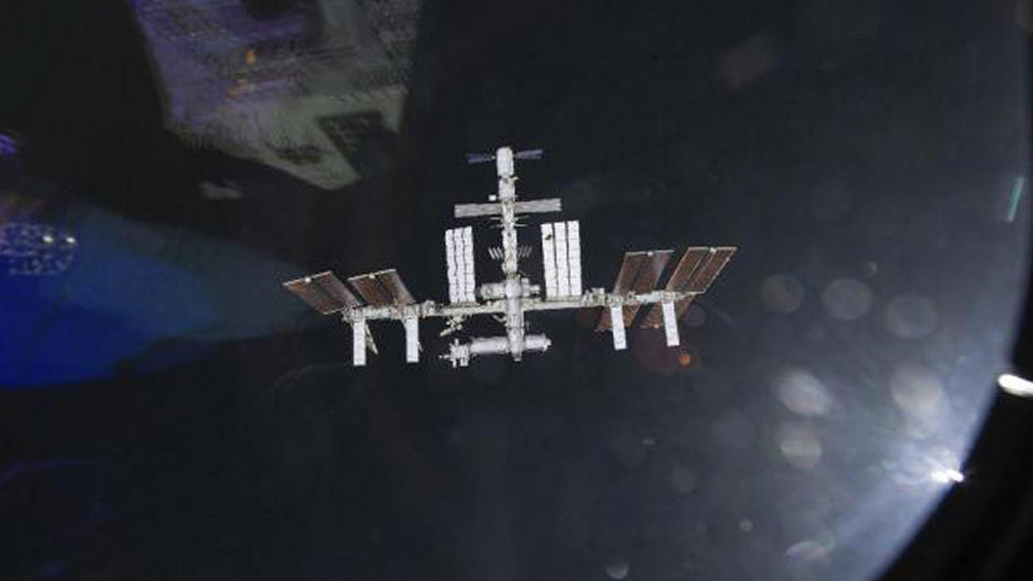 astronautas en la eei se refugian en sus cápsulas tras ruptura de un satélite ruso