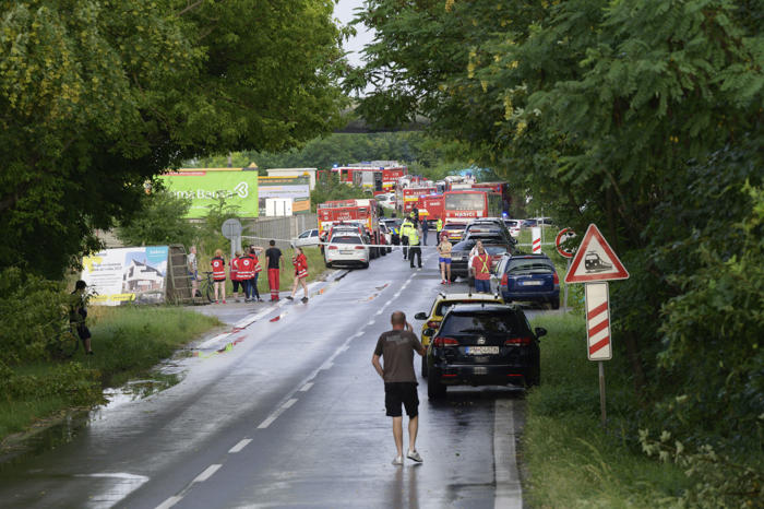 sju mennesker døde da tog kolliderte med buss i slovakia