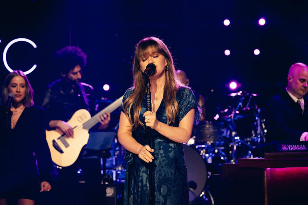 watch kelly clarkson deliver tender cover of phil collins' ‘one more night'