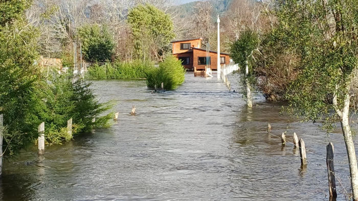 senapred emite alerta sae en lanco por desborde de ríos cruces y leufucade: cerca de 50 familias son asistidas para evacuar