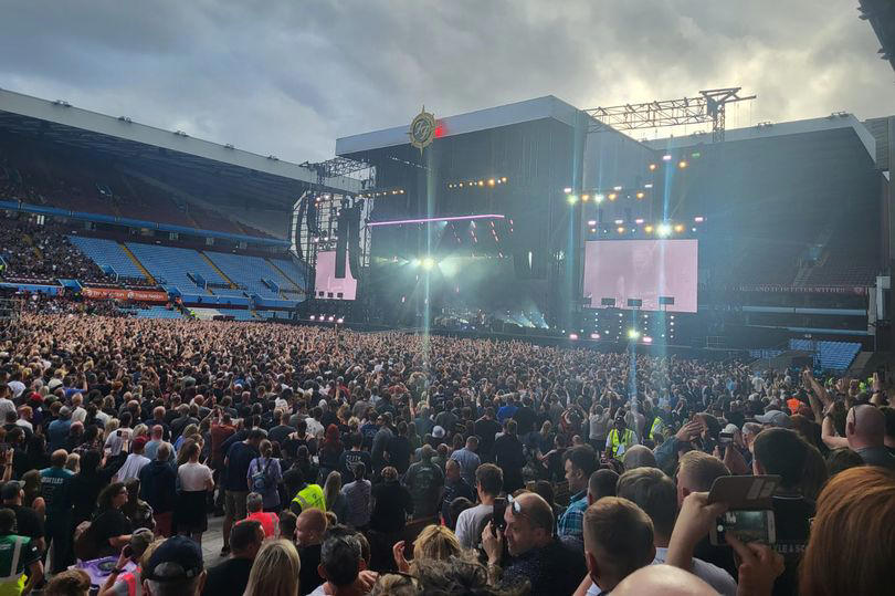 foo fighters' dave grohl forced to stop birmingham concert after 'problem in crowd'