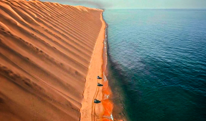 el país del mundo donde el desierto y el mar se juntan, las dunas alcanzan los 300 metros y la arena es rojiza