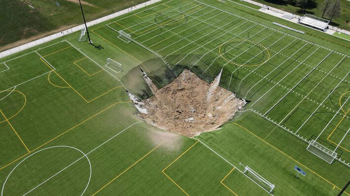 buraco gigante surge em campo de futebol e engole poste de luz nos eua; veja vídeo