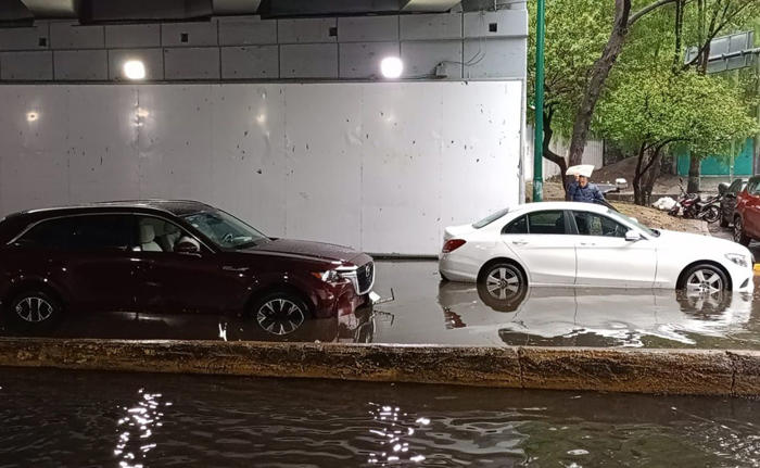 automóviles quedan varados en bajo puente de la alcaldía tlalpan debido a las fuertes lluvias