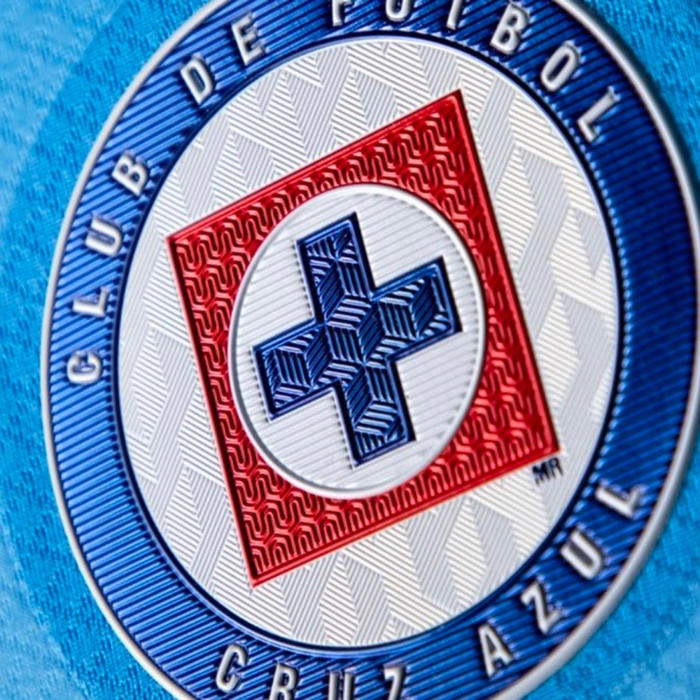 cruz azul presenta sus nuevos uniformes para el apertura 2024 y la afición estalla