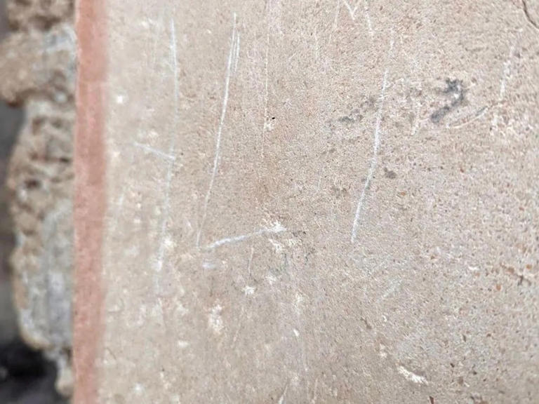 Idiot tourist carved his name into an ancient Pompeii house