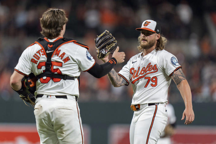 orioles rout struggling rangers 11-2