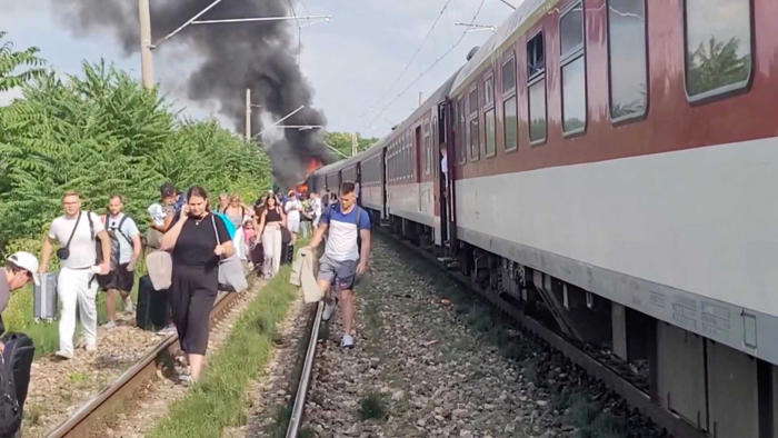 รถไฟโดยสารยูโรซิตี้ชนแรง “รถบัสขาดสองท่อน” เสียชีวิตแล้ว 6 ราย-เร่งหาสาเหตุ