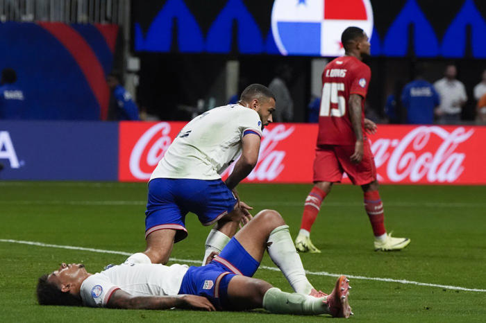 panama scores late goal, beats shorthanded u.s. 2-1 at copa america after weah red card