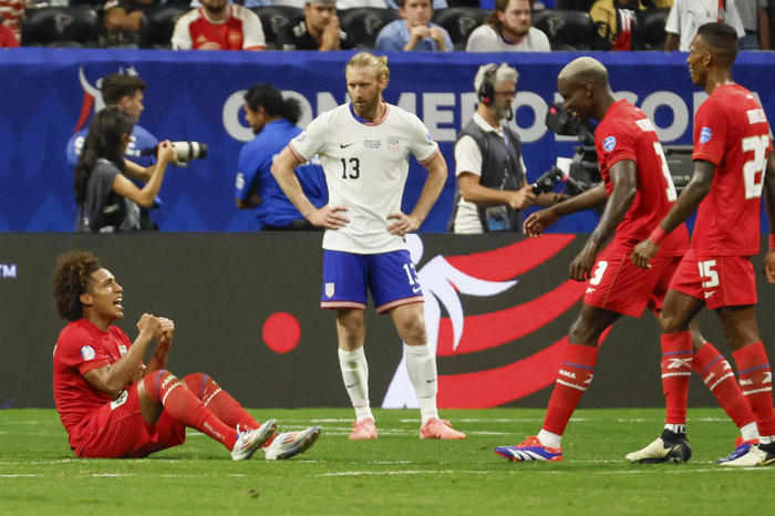 panama scores late goal, beats shorthanded u.s. 2-1 at copa america after weah red card