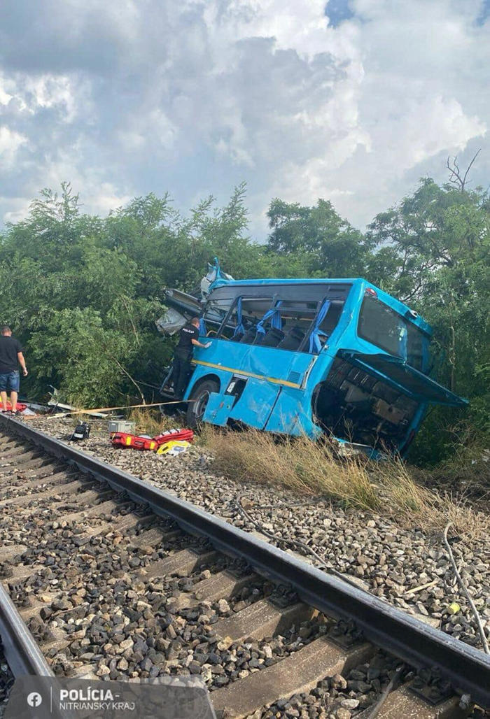 ผู้โดยสาร 200 ชีวิตระทึก รถไฟยูโรซิตี้ ชนรถบัสขาดสองท่อน เสียชีวิต 6 ราย