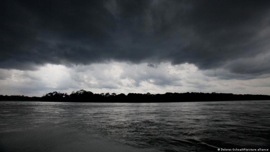 amazon, derrame de petróleo contamina río amazónico en ecuador
