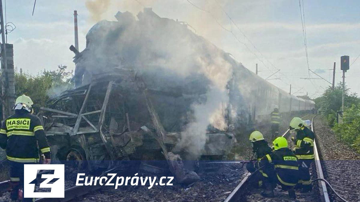tragická nehoda autobusu a vlaku na slovensku: dopravce se zastal strojvedoucího