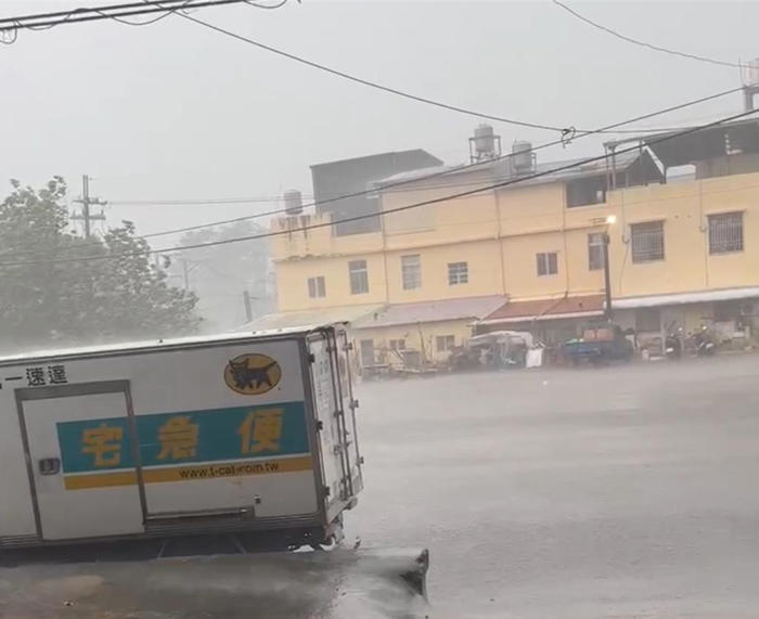 台南山區狂風暴雨如颱 愛文芒果掉落碰撞農民痛
