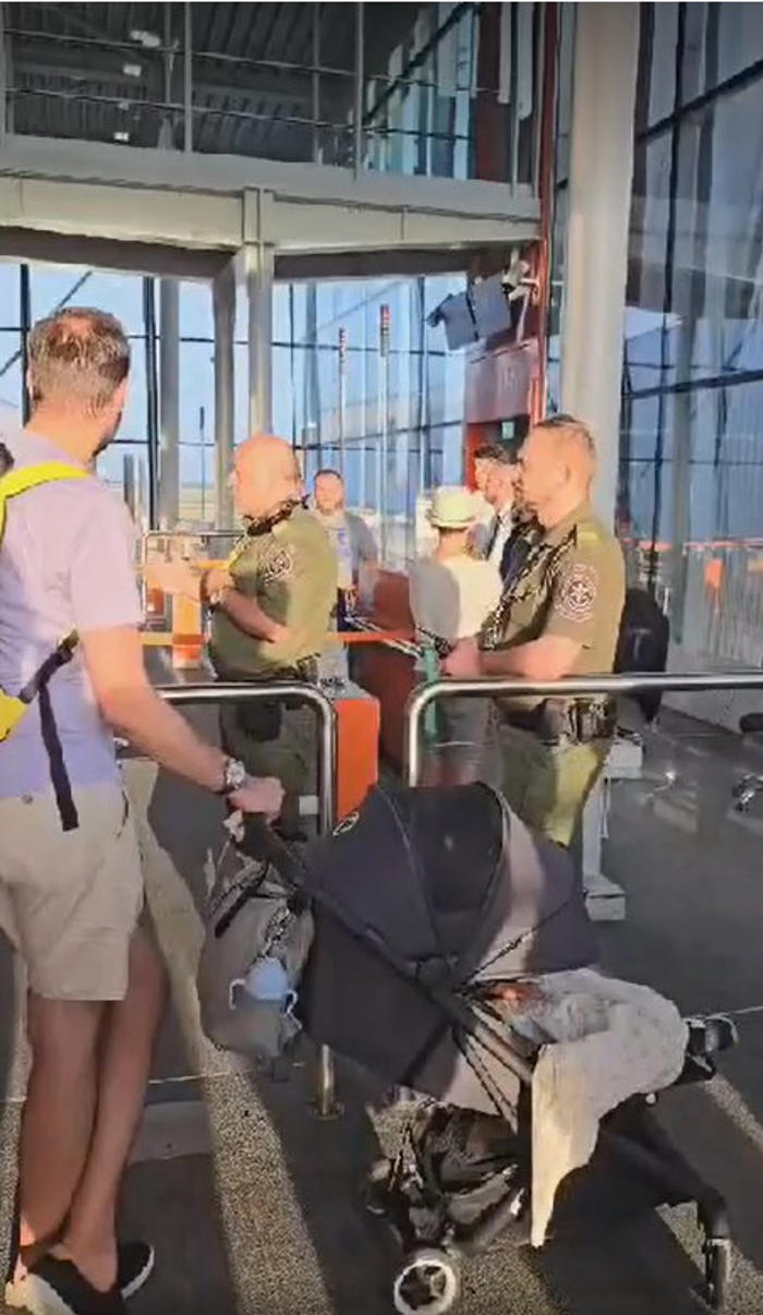 turyści koczują na lotnisku chopina. mieli wylecieć dobę temu. 