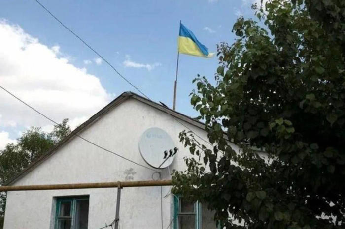 ukrainian flags on russian homes: an unexpected wartime tactic