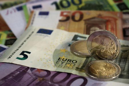 přijetí eura v nedohlednu? česká republika splňuje pouze jedno ze čtyř kritérií