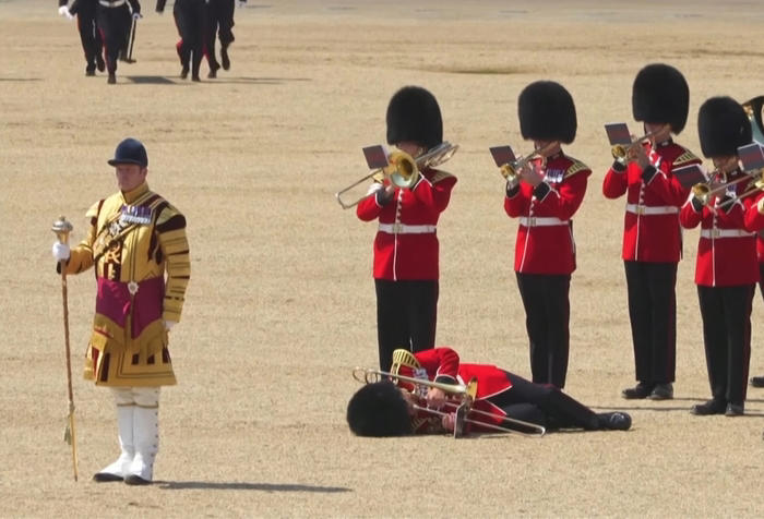 夏でも毛皮の制服と帽子」英国陸軍近衛兵も猛暑には勝て