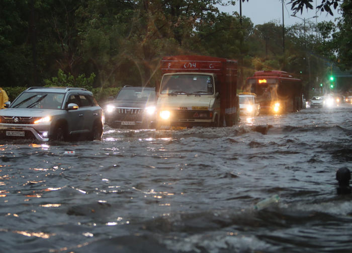 heavy rain in delhi affects traffic, cars crawl on waterlogged roads