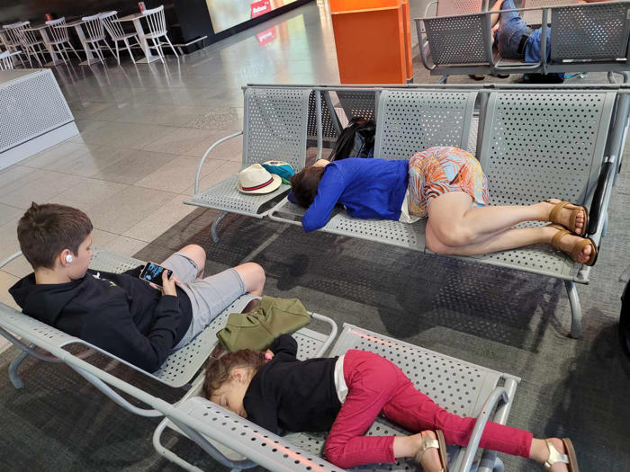 turyści koczują na lotnisku chopina. mieli wylecieć dobę temu. 