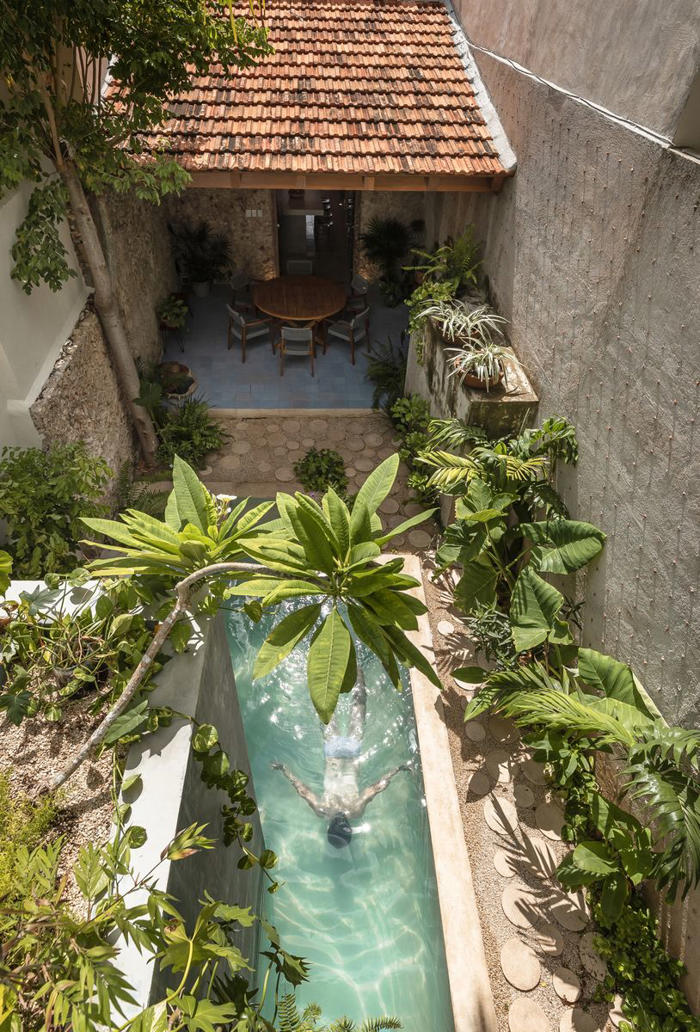 una casa centenaria muy estrecha reformada con ingenio (y con piscina en el patio)