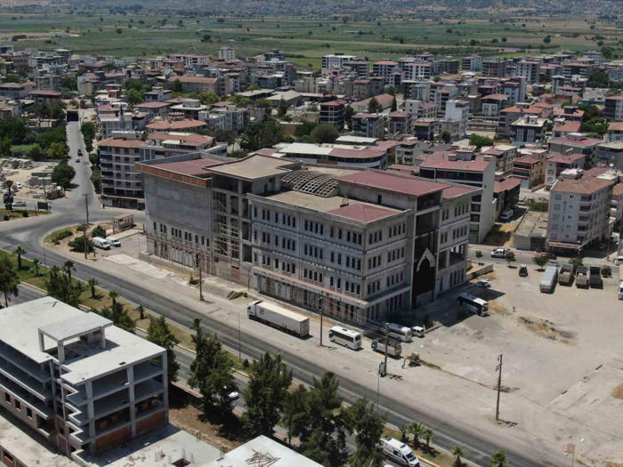 belediye binası olarak inşa edilen yapı talan edildi: milyonlarca lira kamu zararı oluştu