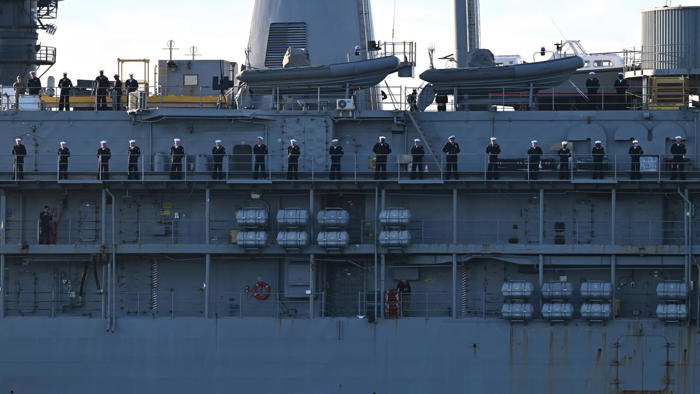 aussie sailors sub off us repair ship for home visit