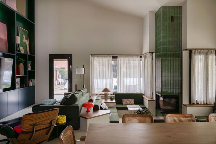 una casa de los años 70 en lleida reformada para una familia con toques de color, espacios abiertos y muebles a medida