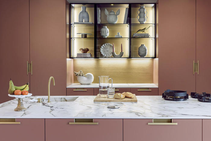 así se diseñó esta preciosa cocina decorada en rosa y dorado con un práctico office