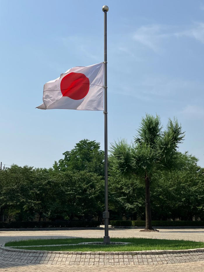 在中国日本大使館が半旗「暴漢から守ってくれた」日本人母子襲撃犯に刺殺された中国人女性を追悼「非常に残念」