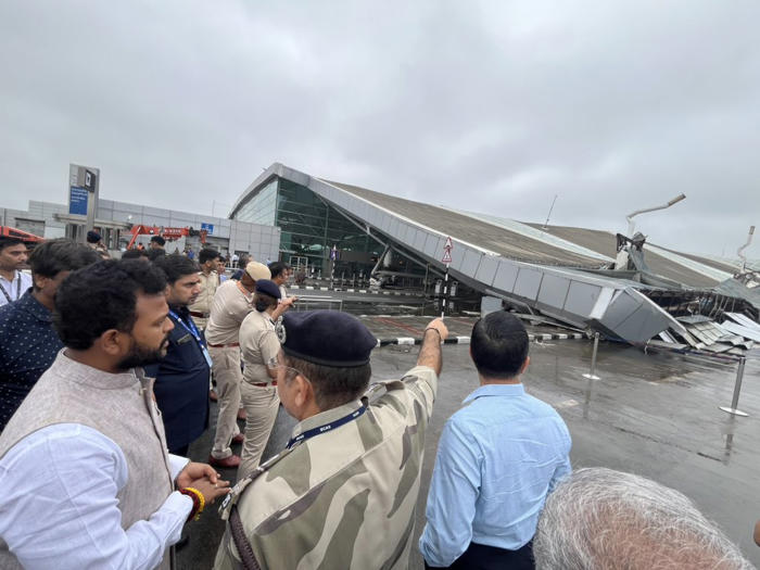 暴雨壓垮國門屋頂！印度德里機場已1死多傷