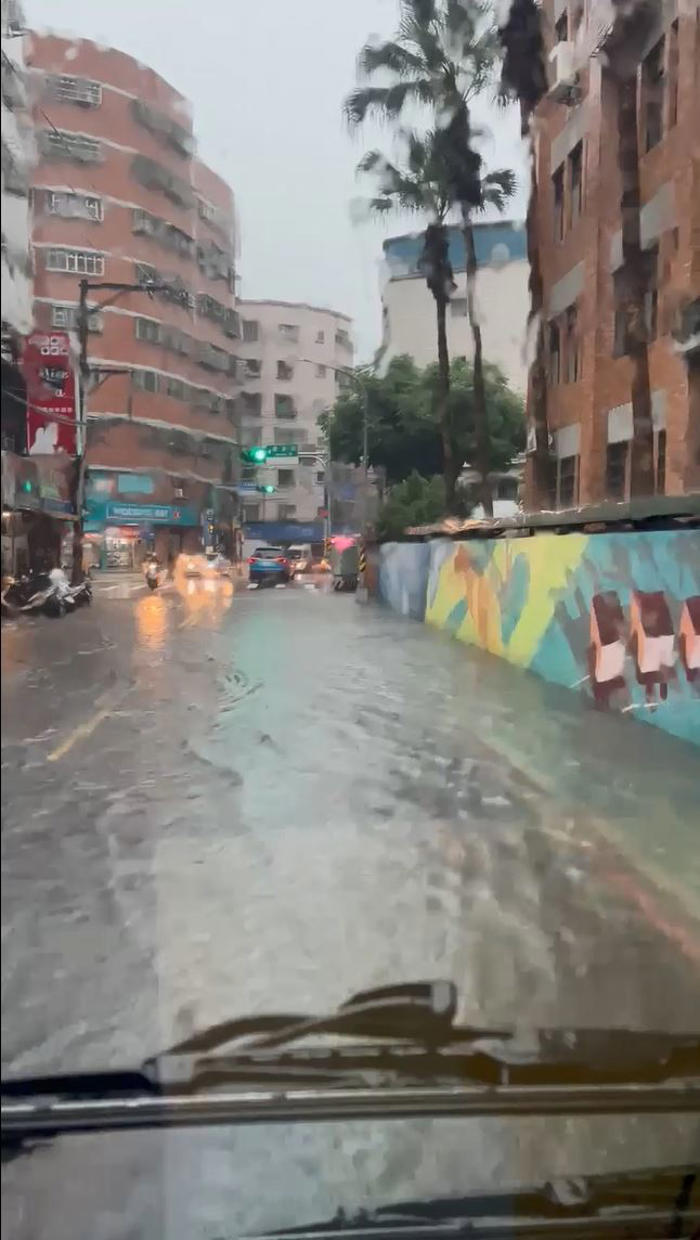 快訊／午後大雷雨強襲 中和華新街「積水成河」畫面曝光