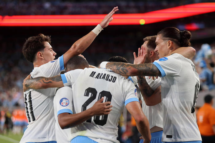 5-0. uruguay propina la primera goleada de la copa américa y se asoma a cuartos